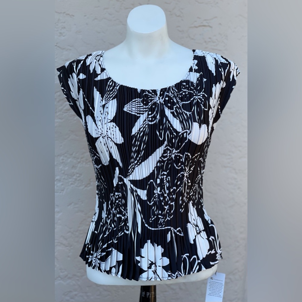 Black and white accordion 🪗 top NWT